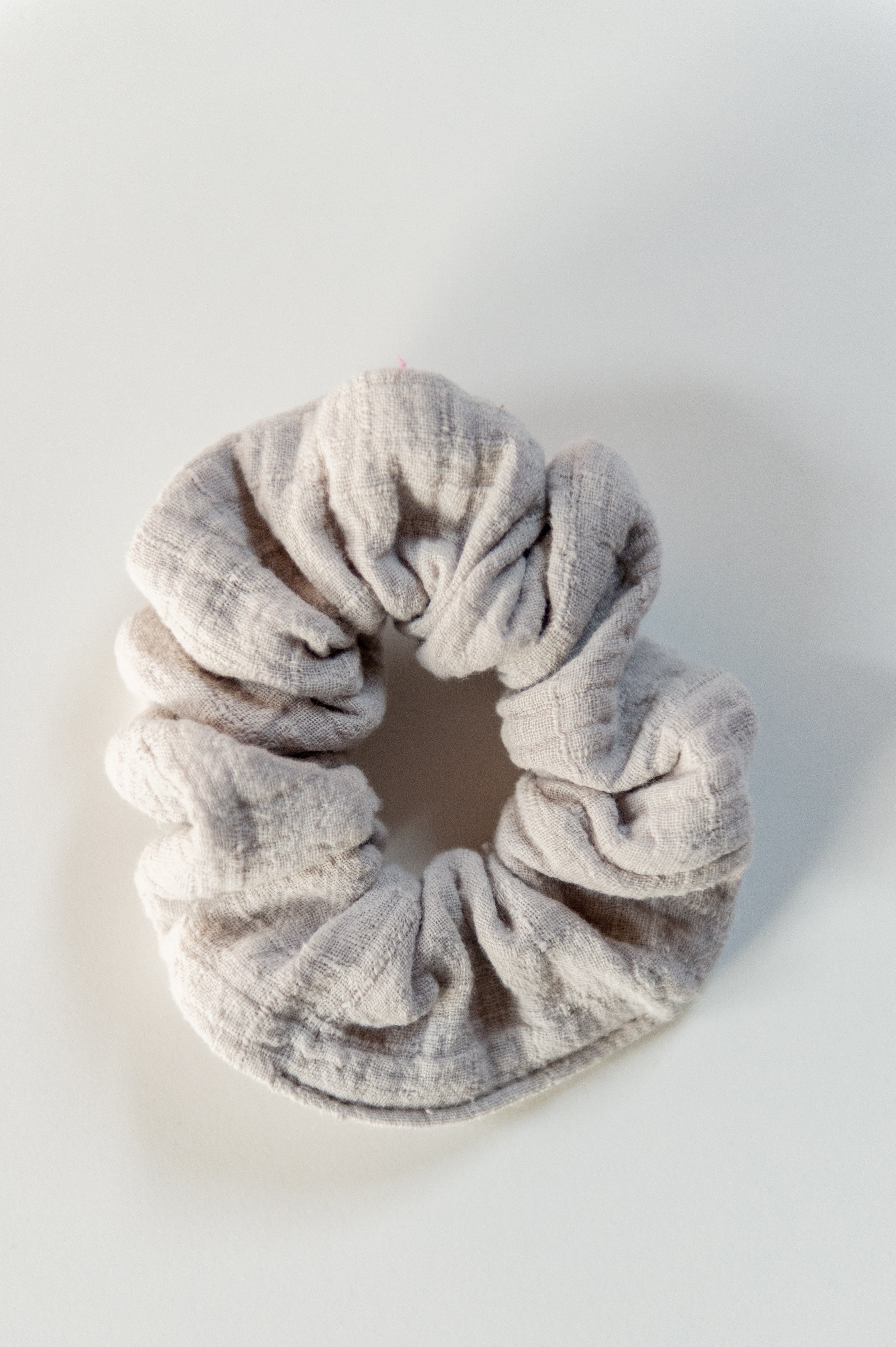 Zomer: Scrunchie taupe/licht grijs