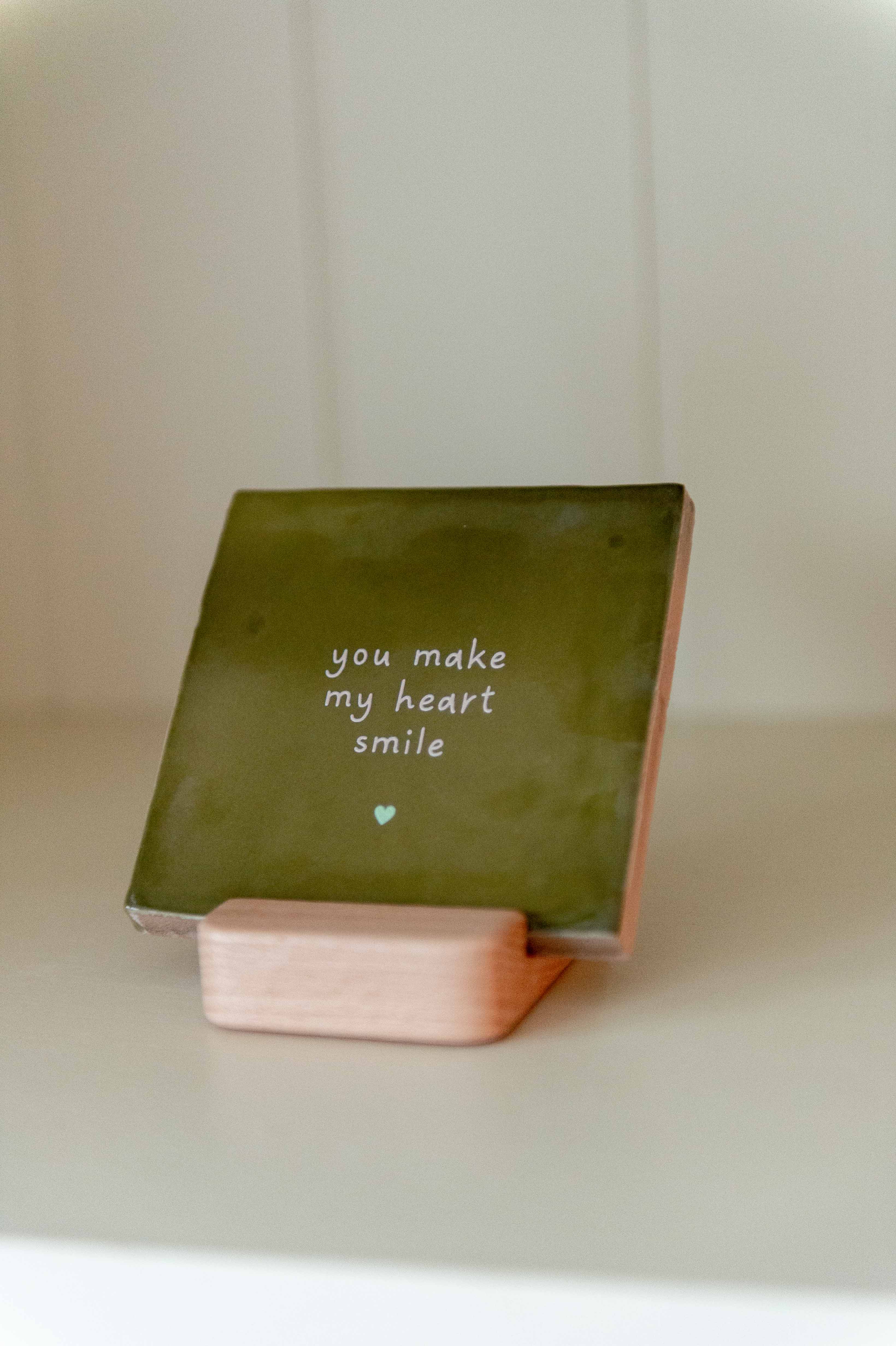Tegeltje YOU MAKE MY HEART SMILE (donkergroen en creme letters)
