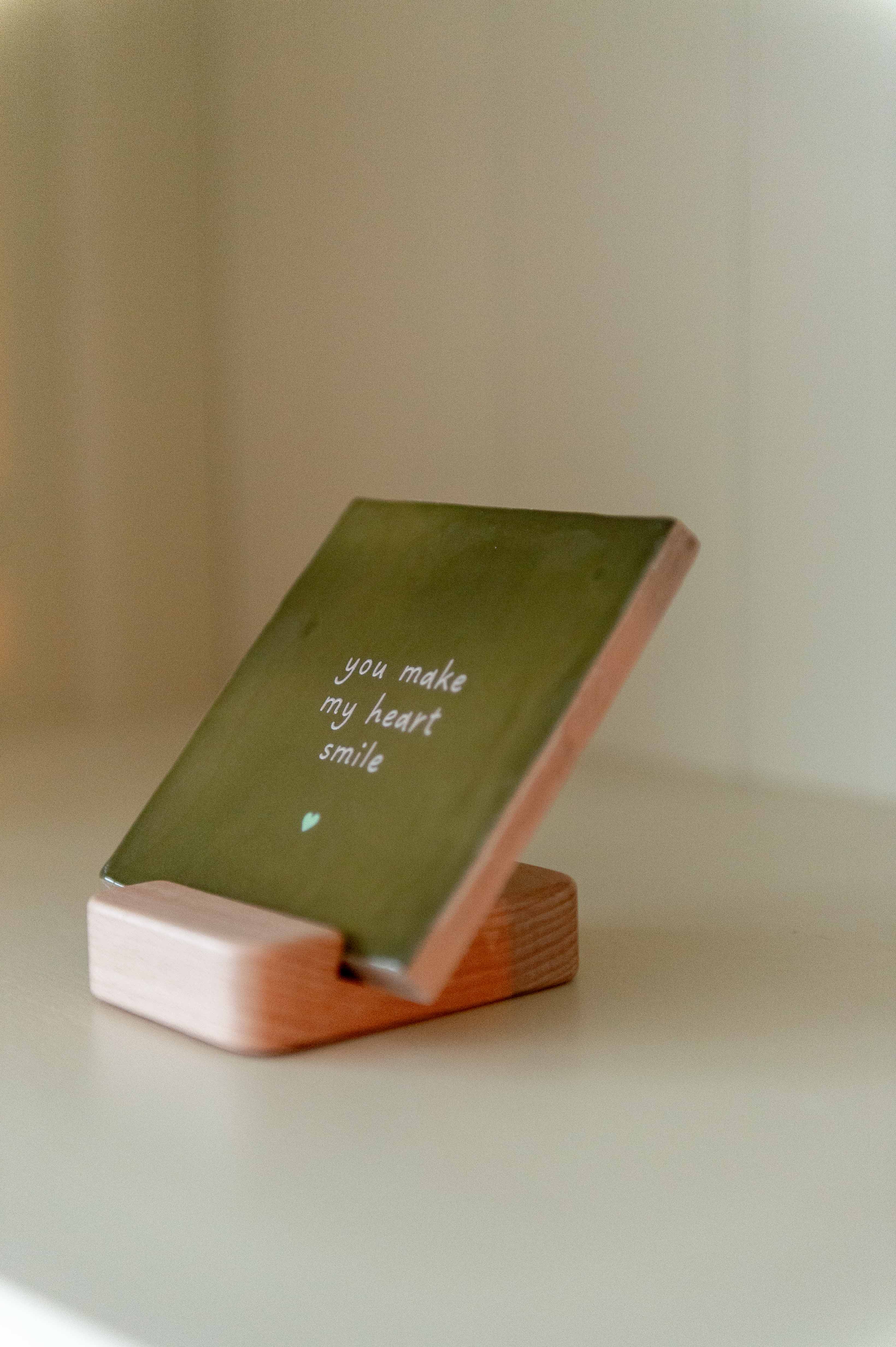 Tegeltje YOU MAKE MY HEART SMILE (donkergroen en creme letters)