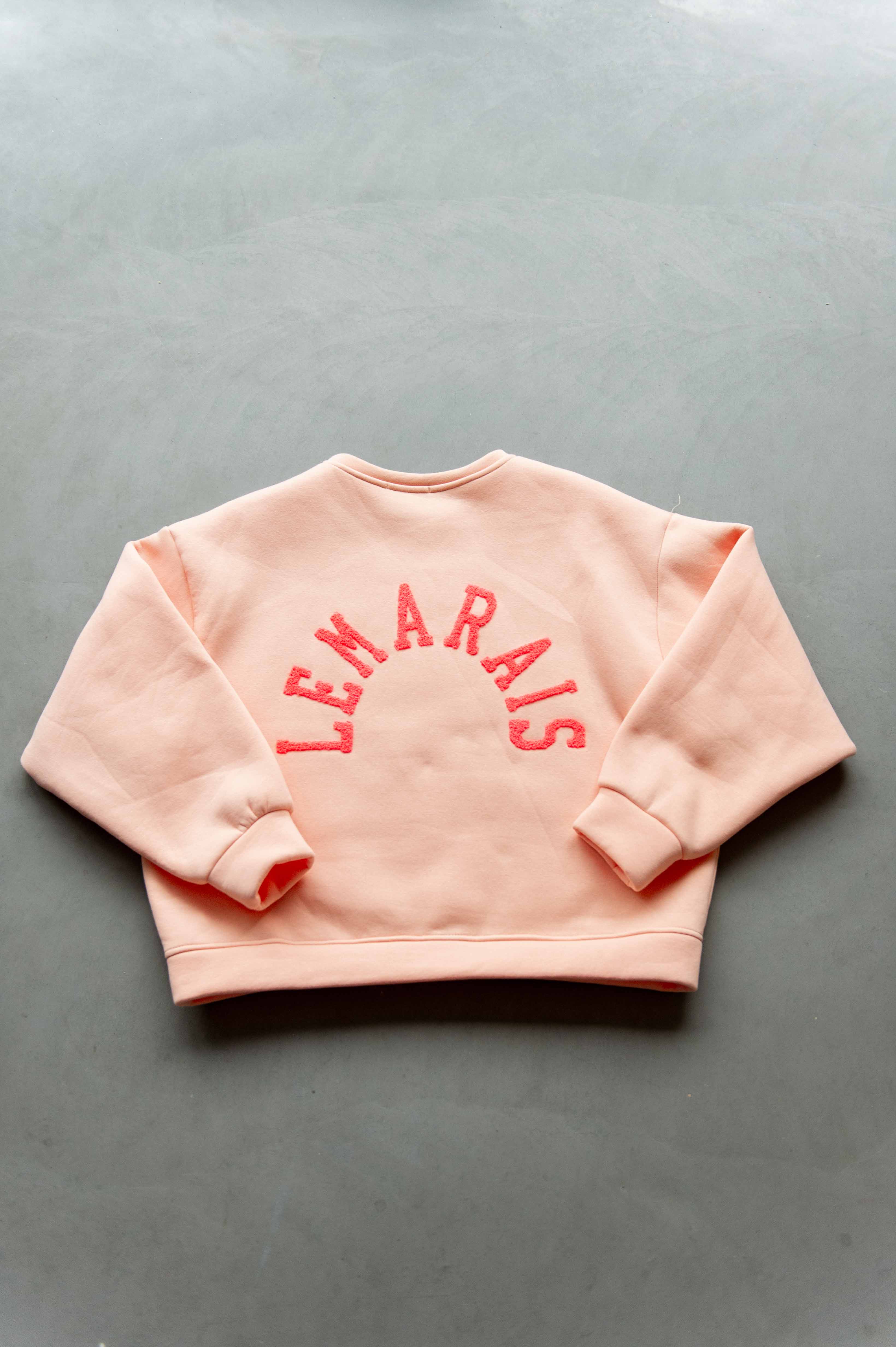 Lente: sweater zalm met roze letters