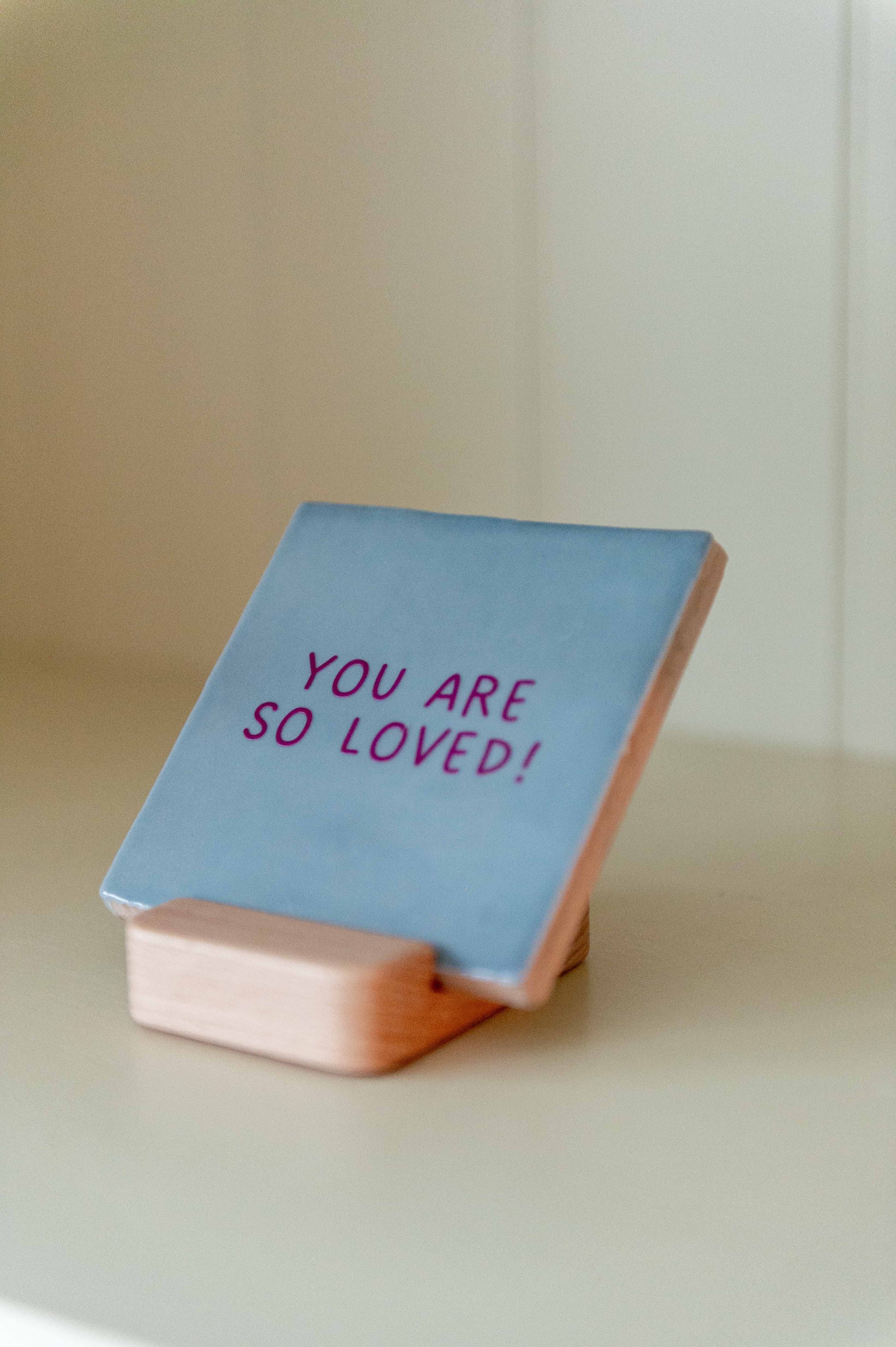 Tegeltje YOU ARE SO LOVED (denimblauw met paarse leters)