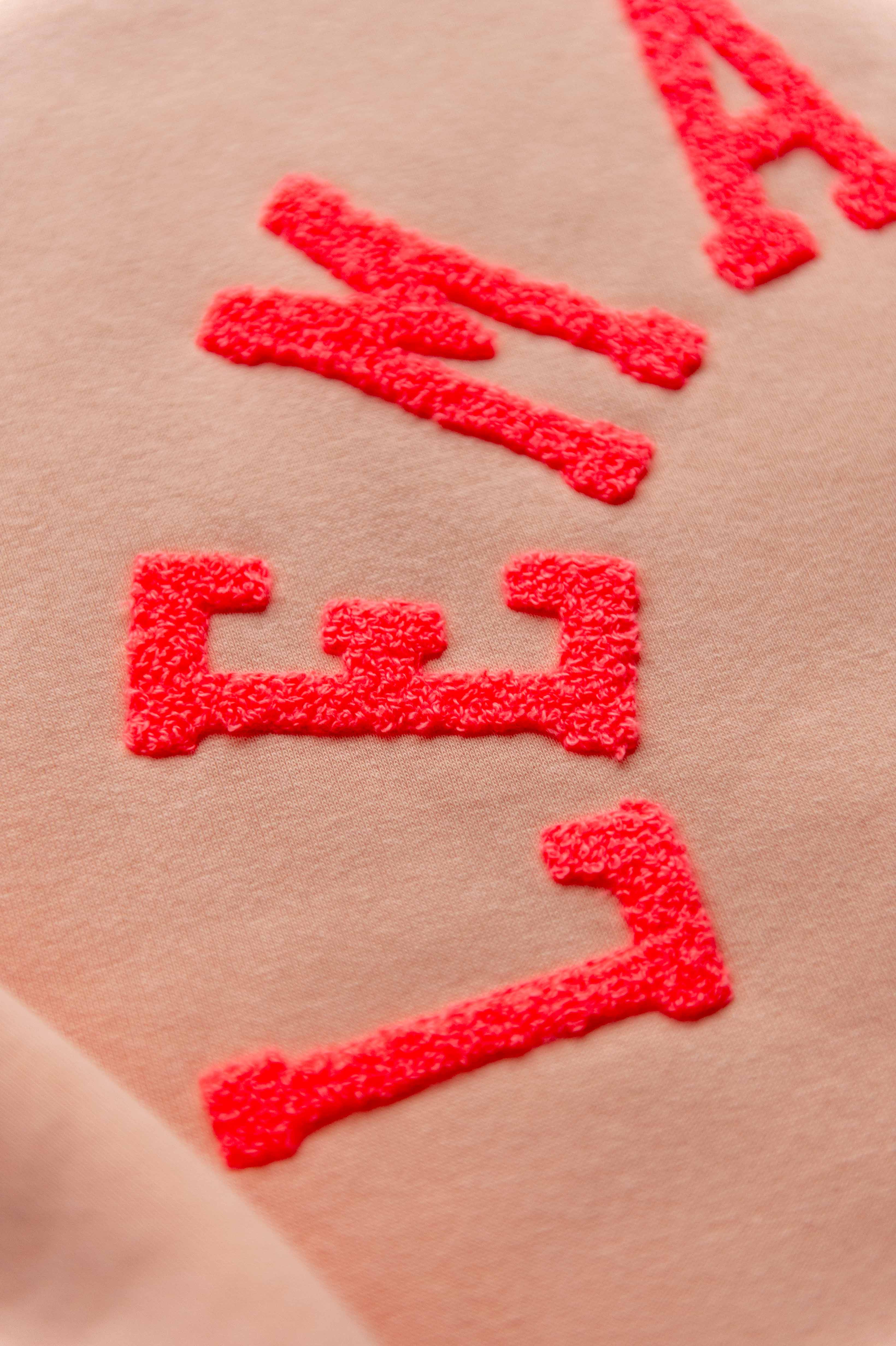 Lente: sweater zalm met roze letters