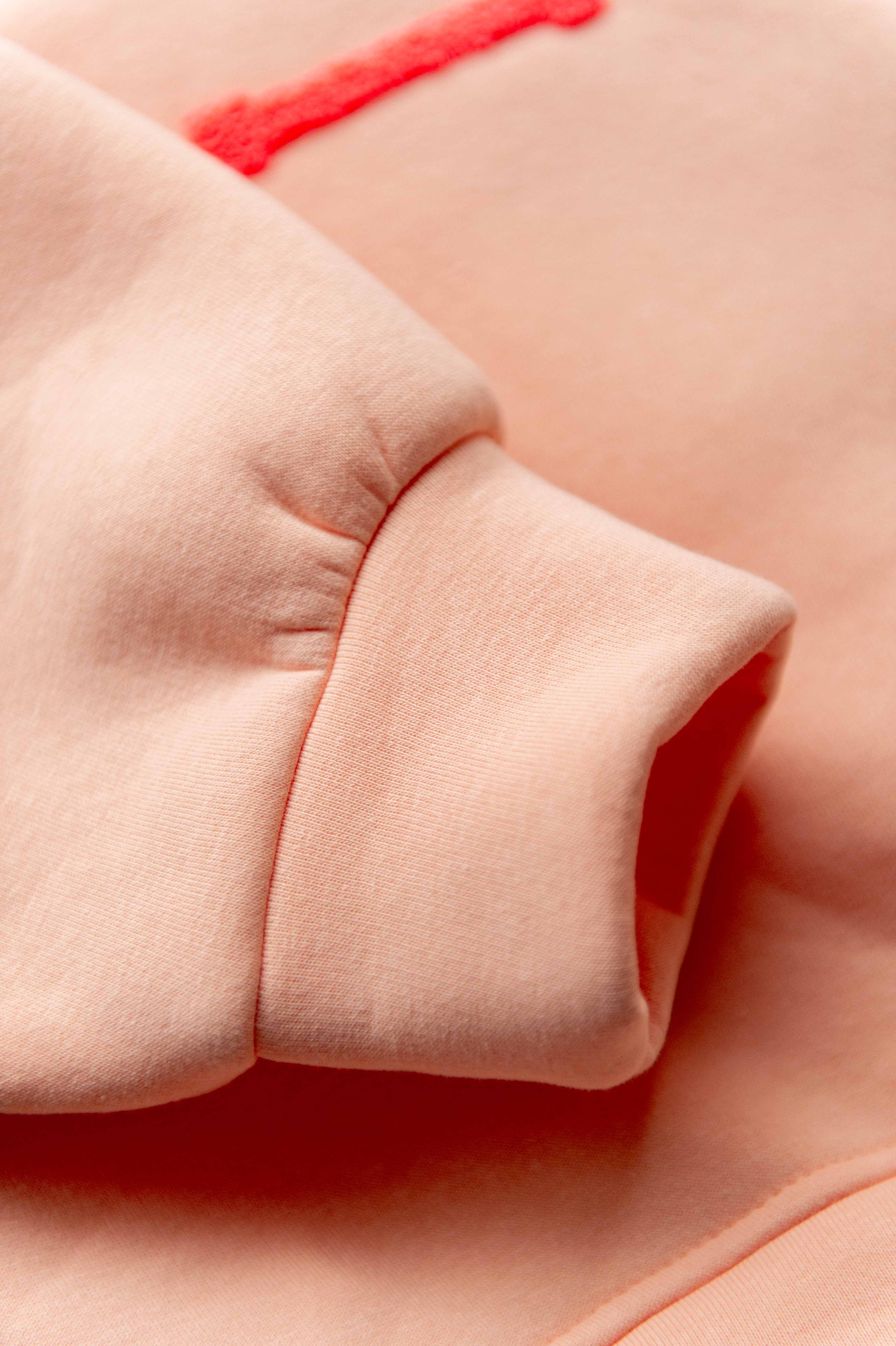 Lente: sweater zalm met roze letters