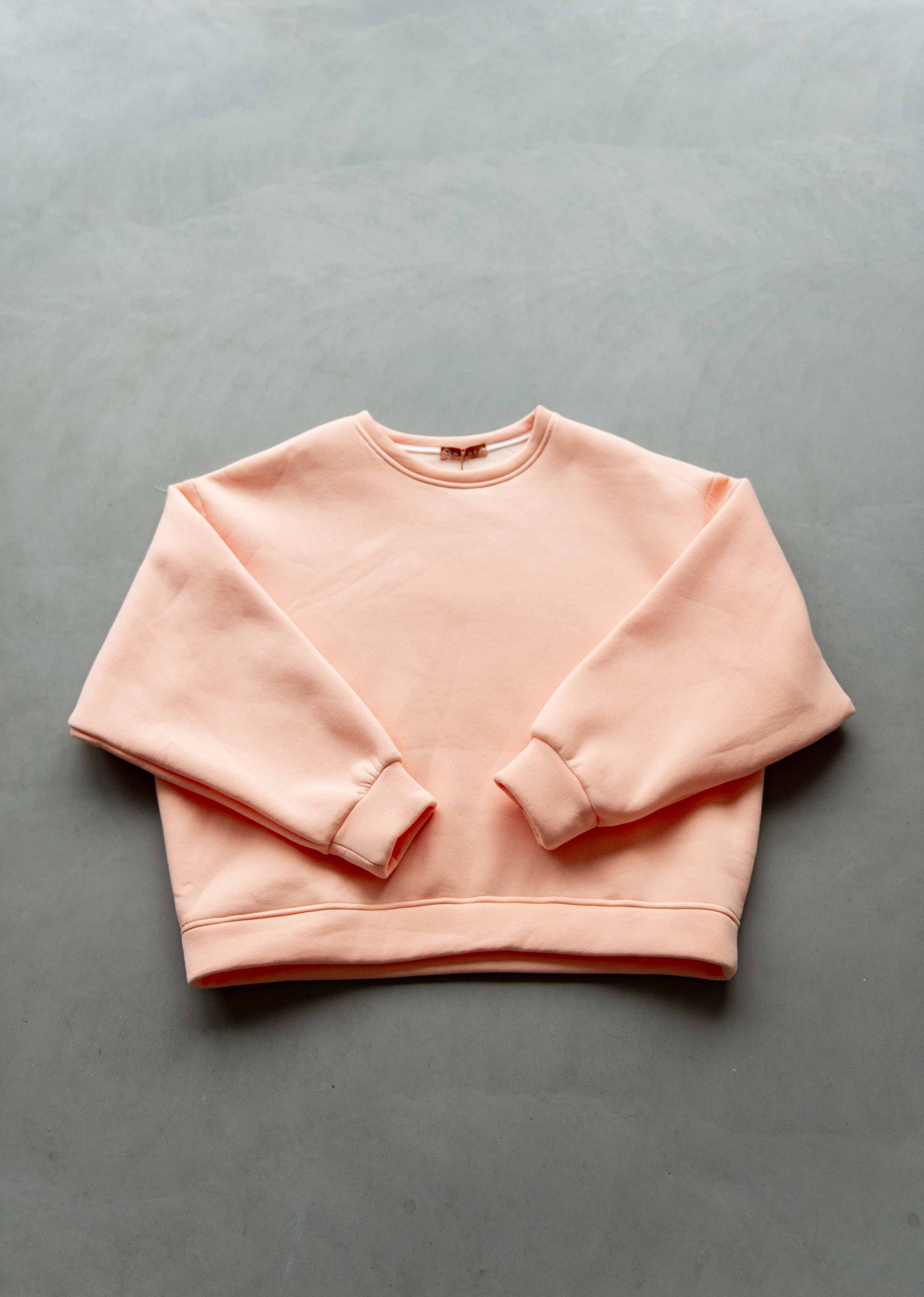 Lente: sweater zalm met roze letters
