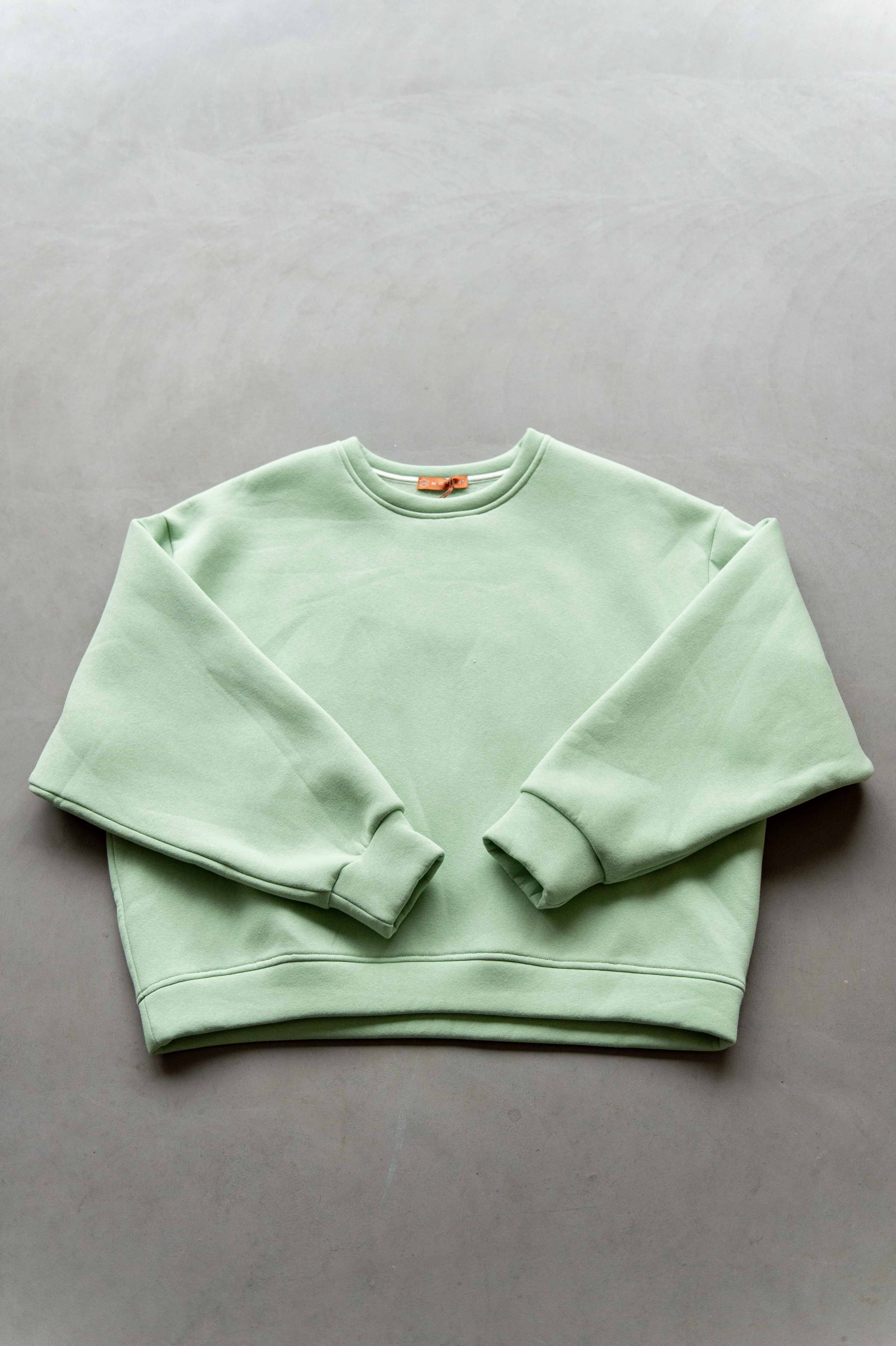 Lente: sweater lichtgroen met donkergroene letters