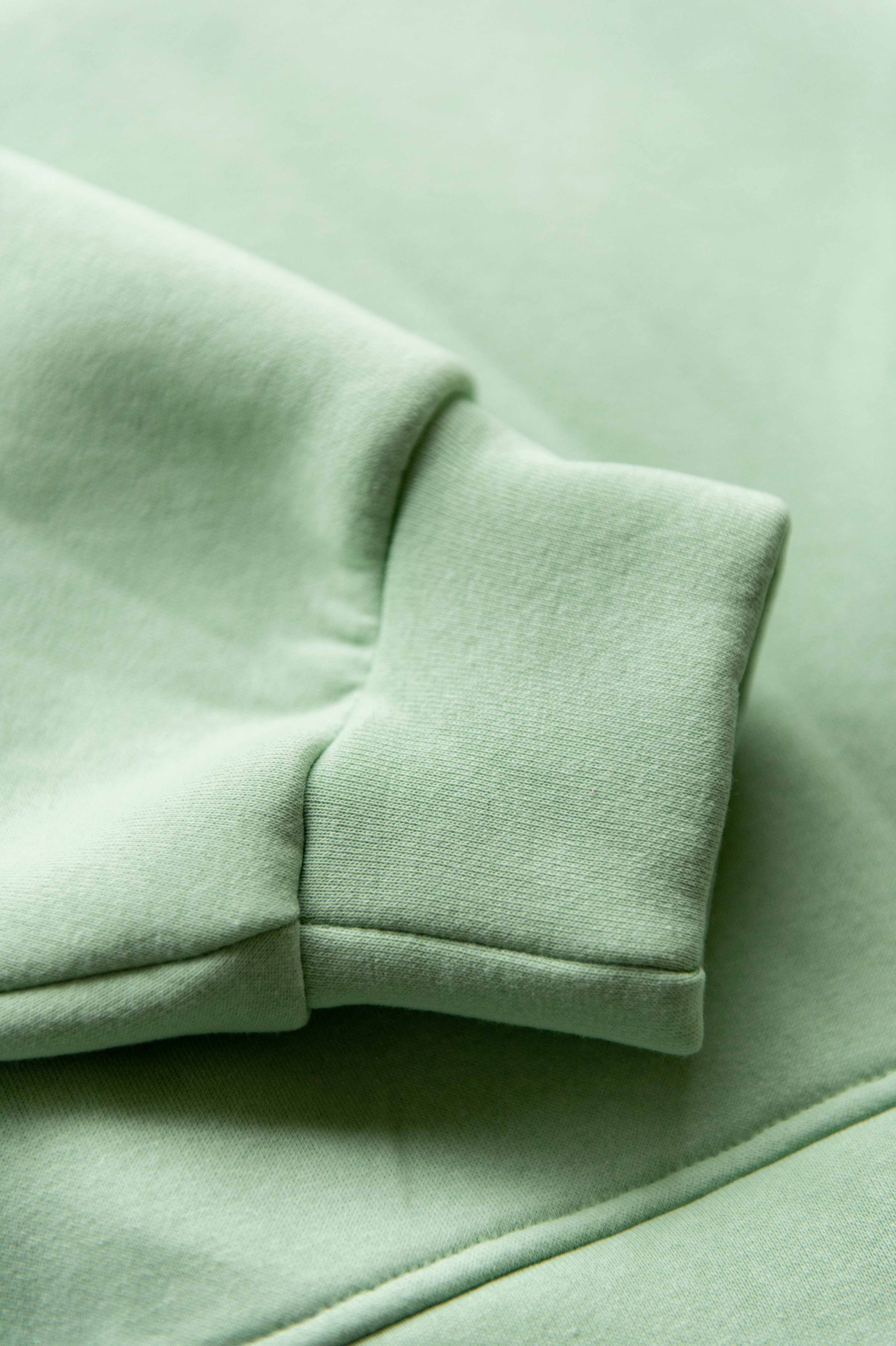 Lente: sweater lichtgroen met donkergroene letters