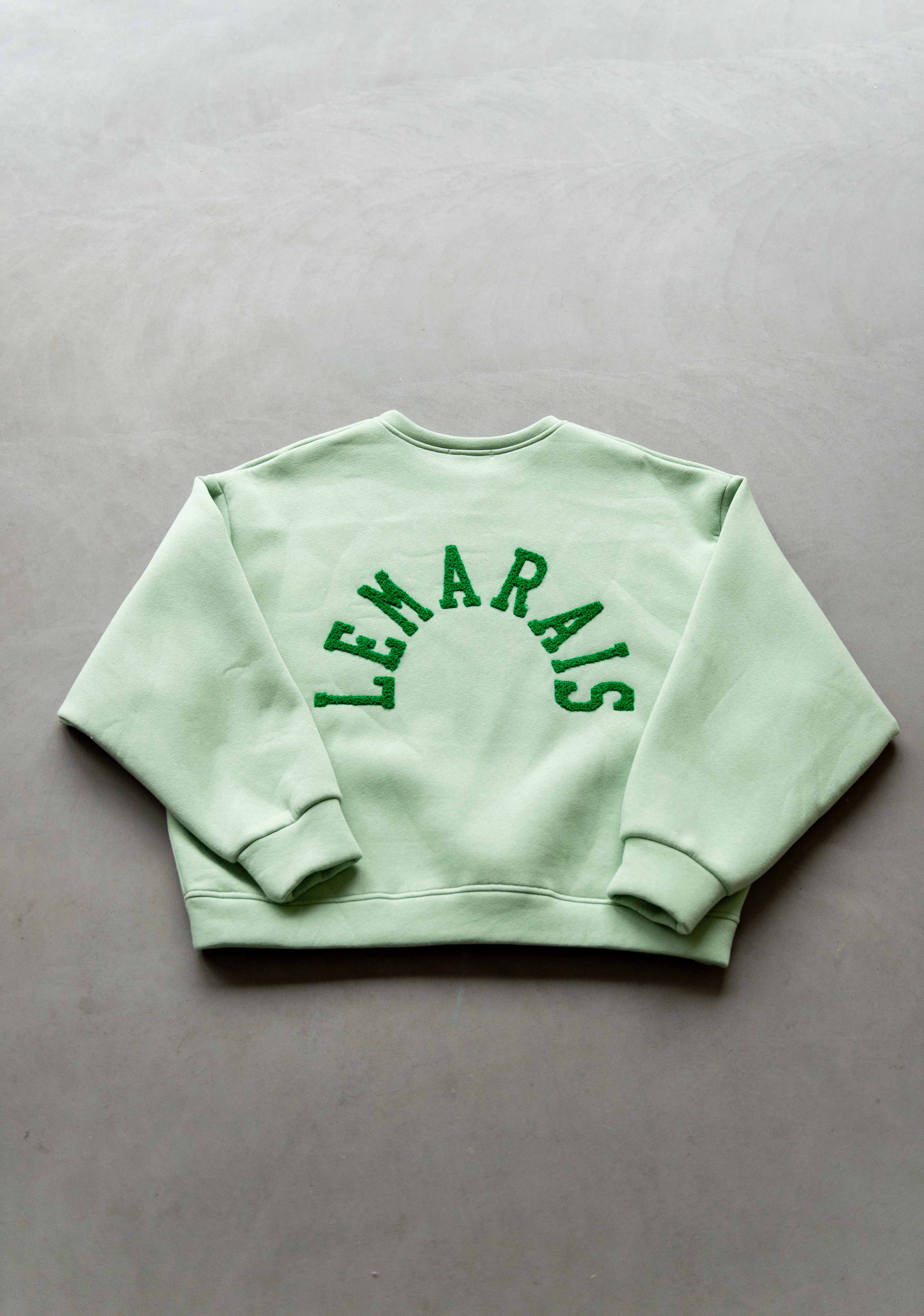 Lente: sweater lichtgroen met donkergroene letters