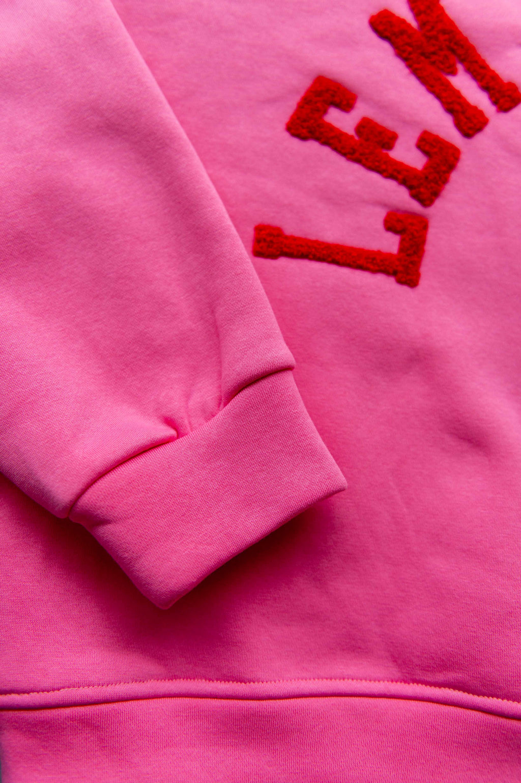 Winter: sweater roze met rode letters