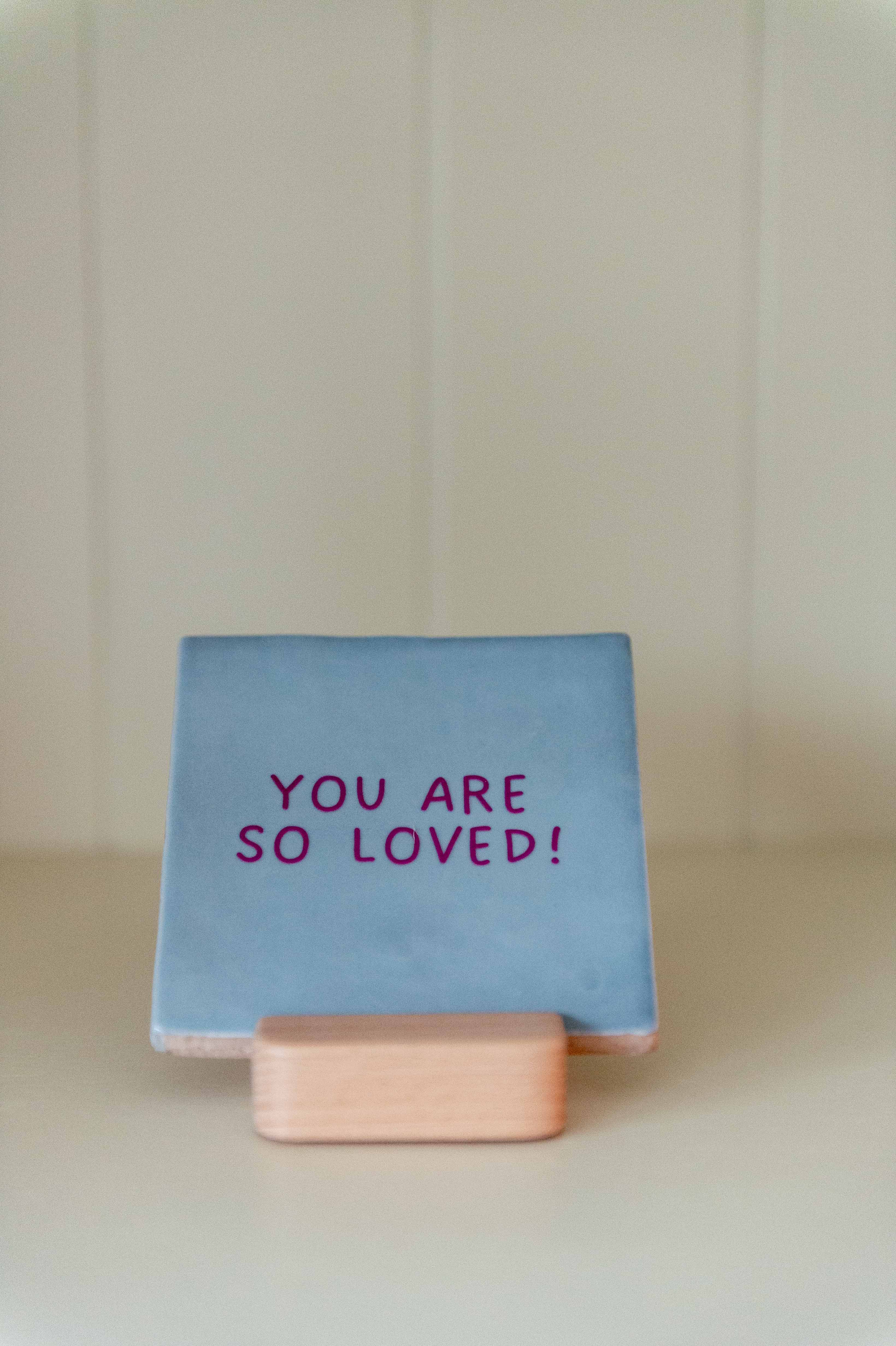 Tegeltje YOU ARE SO LOVED (denimblauw met paarse leters)