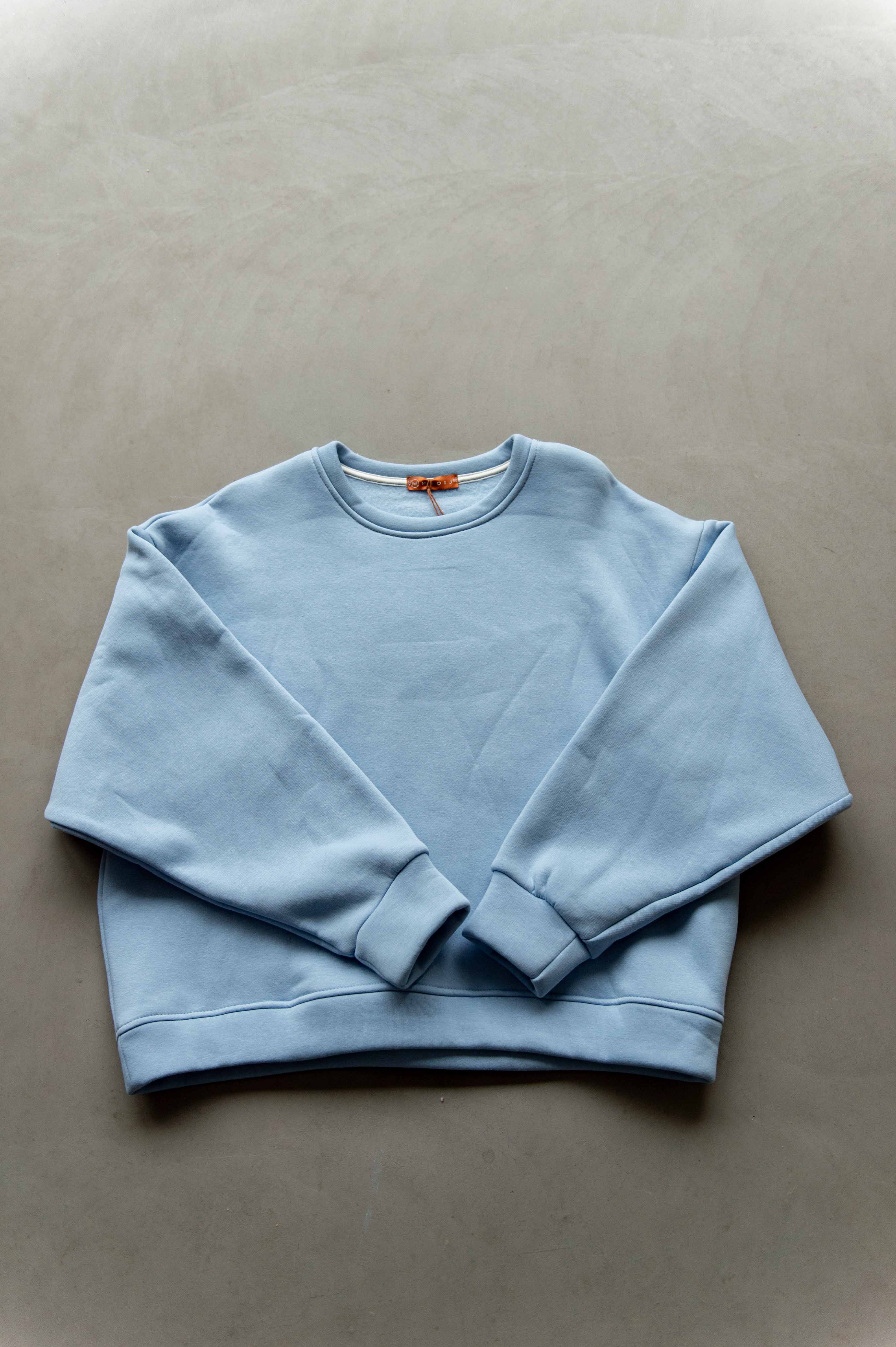 Zomer en Winter: sweater blauw met donkerblauwe letters