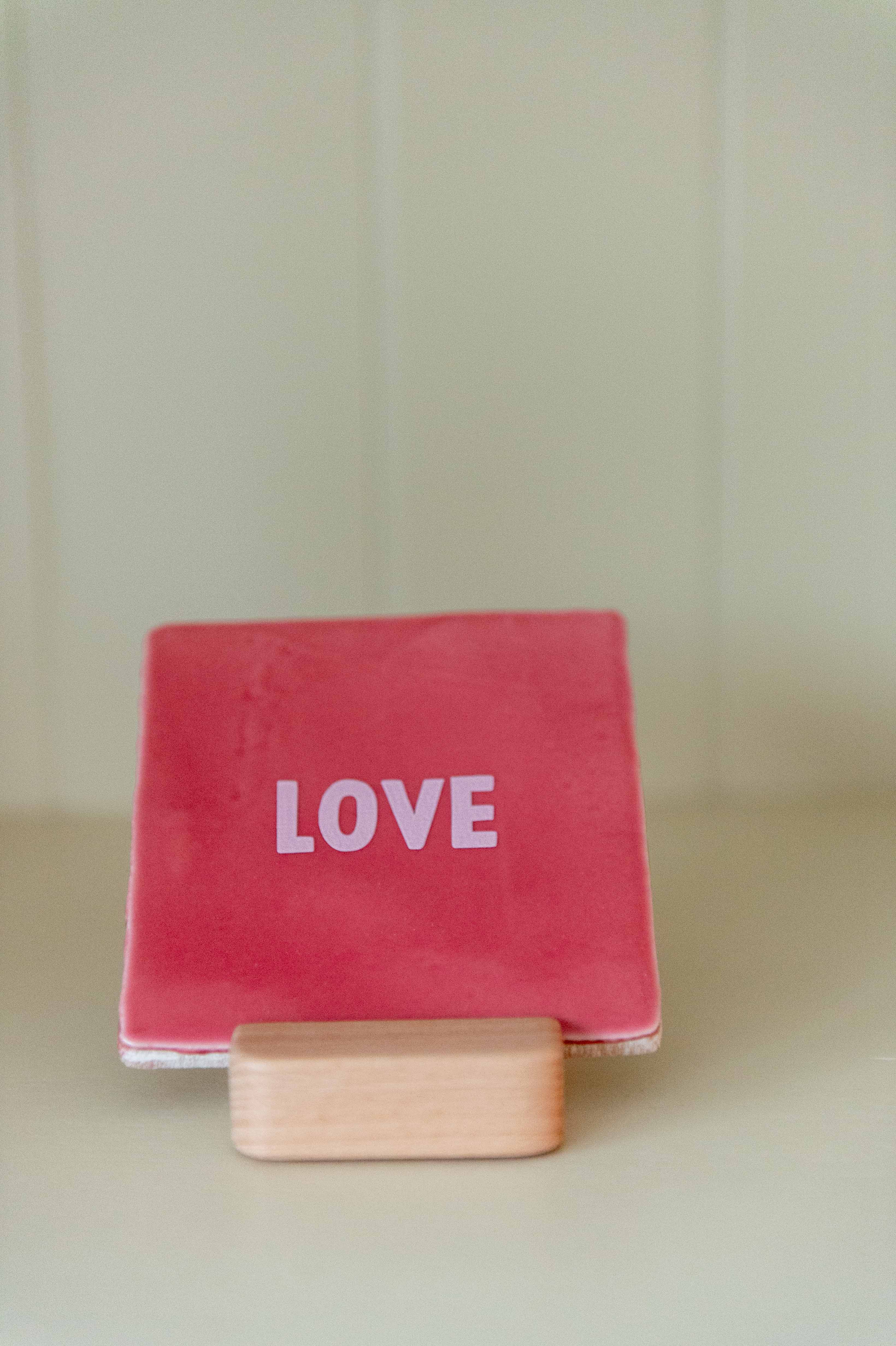 Tegeltje LOVE rood/ roze