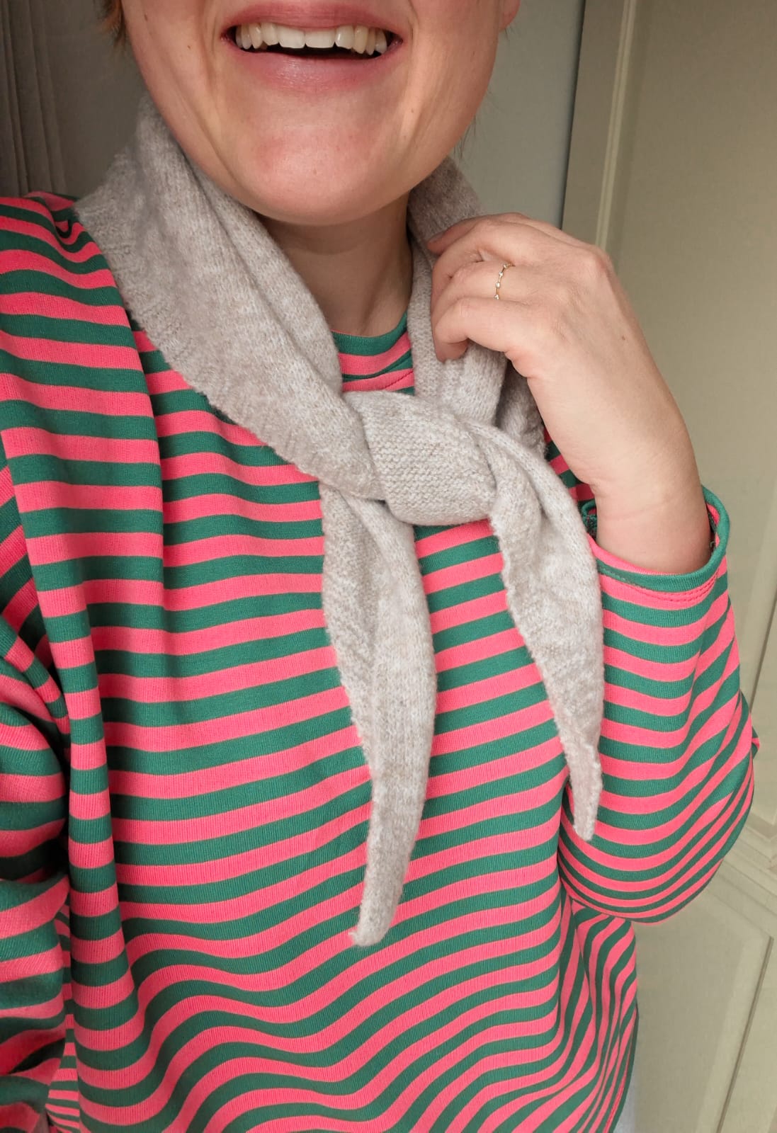 Zachte zomer en zachte herfst: taupe puntsjaaltje